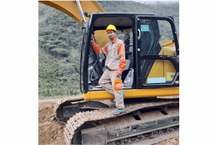 manuel david zapata egresado de grupo makro experto en manejo de excavadora hidraulica home